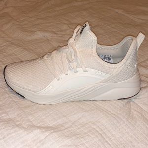 Puma sneakers with leopard print bottoms